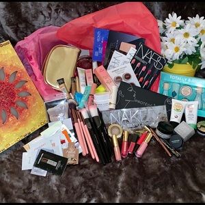 🌻EVERYTHING MAKEUP BUNDLE🎉